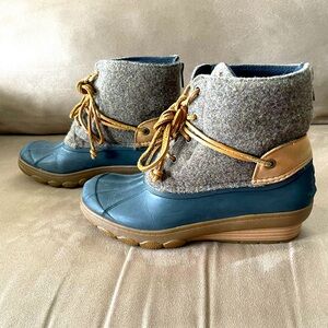 Sperry Lace Up Repel Duck Boots W/ Zipper On The Back. Gently Worn Women Sz. 6.5